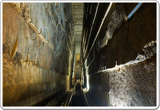 A view inside the impressive Grand Gallery of Kheops' pyramid.